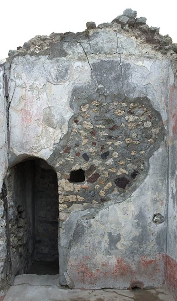 V.1.7 Pompeii. c.2005-7.
Room 19, east wall and doorway from corridor “h2”. Photo by Hans Thorwid.
Photo courtesy of the Swedish Pompeii Project.