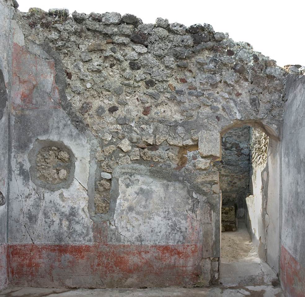 V.1.7 Pompeii. c.2005-7.
Room 19, south wall and doorway unto caldarium 20. Photo by Hans Thorwid.
Photo courtesy of the Swedish Pompeii Project.