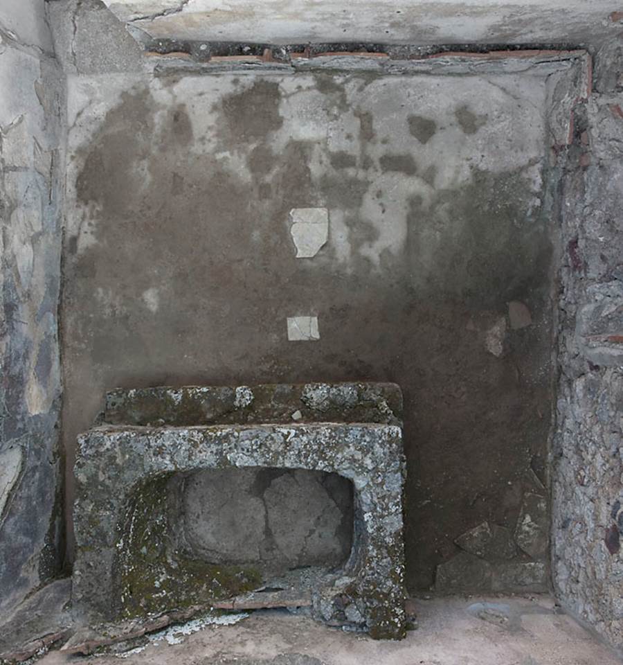 V.1.7 Pompeii. c.2005-7.
Room 20, looking down towards flooring in caldarium, with basin against south wall.
Photo by Hans Thorwid.
Photo courtesy of the Swedish Pompeii Project.