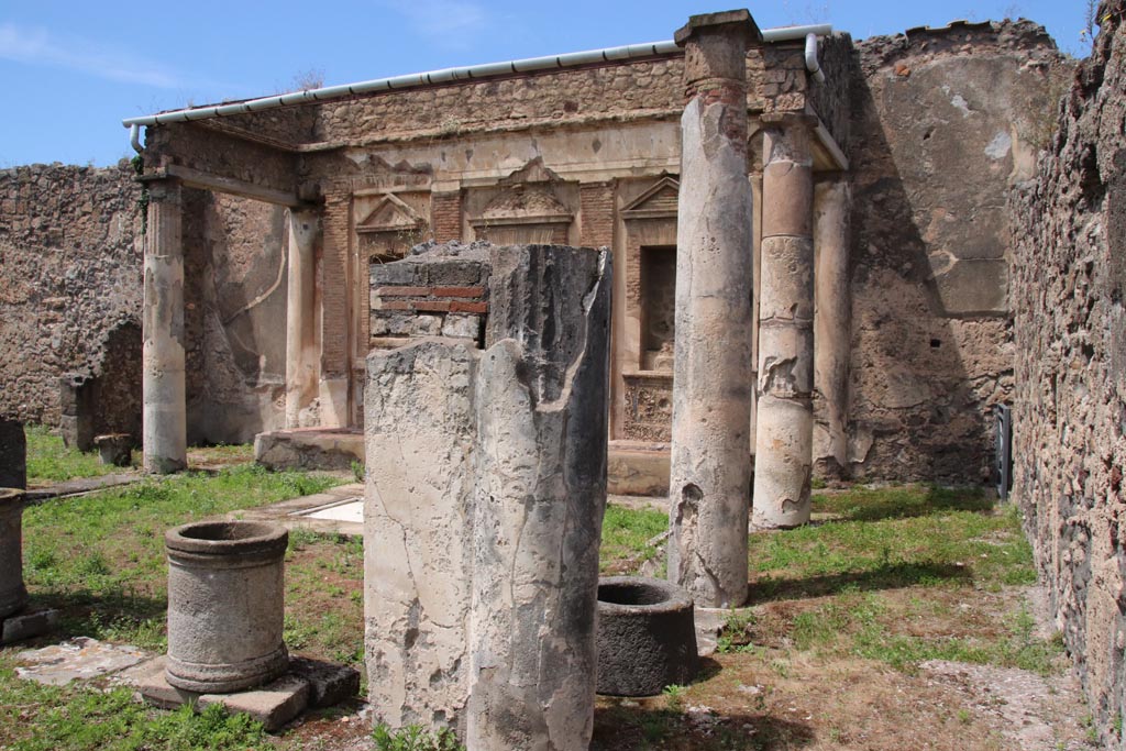 V.1.7 Pompeii. May 2024.
Room “b”, looking north along east portico, from south-east corner of peristyle area. Photo courtesy of Klaus Heese.