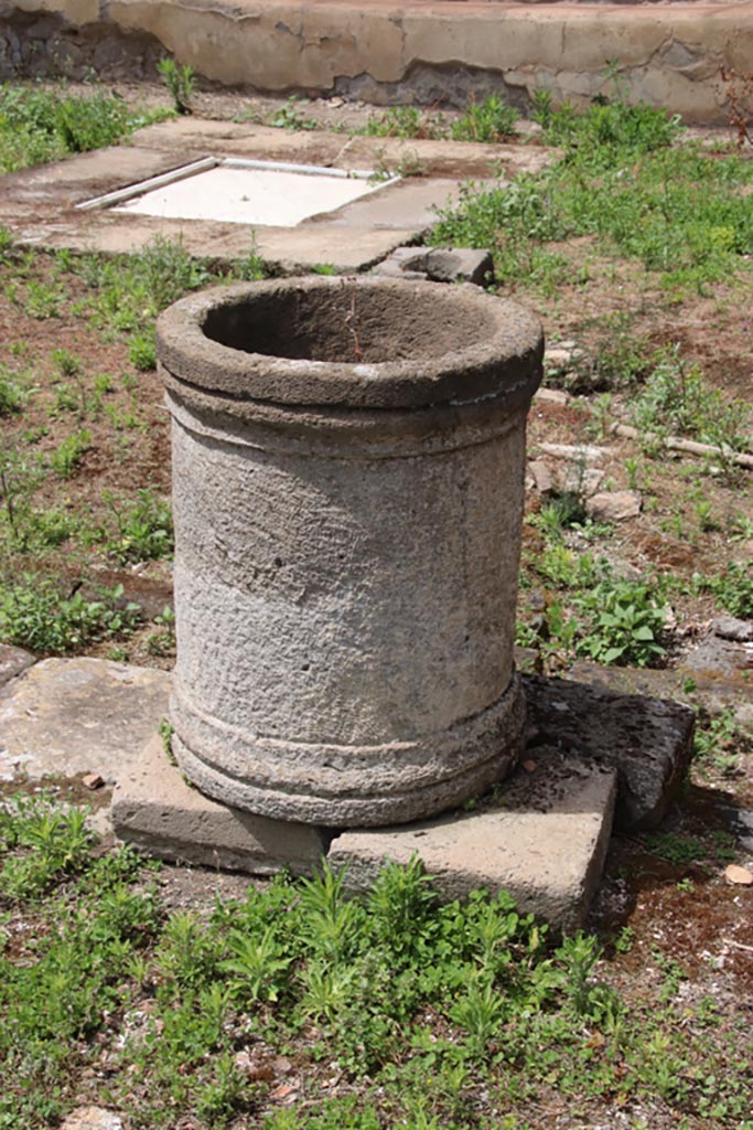 V.1.7 Pompeii. May 2024.
Room “b”, detail of puteal on south portico in south-east corner of peristyle area. Photo courtesy of Klaus Heese.