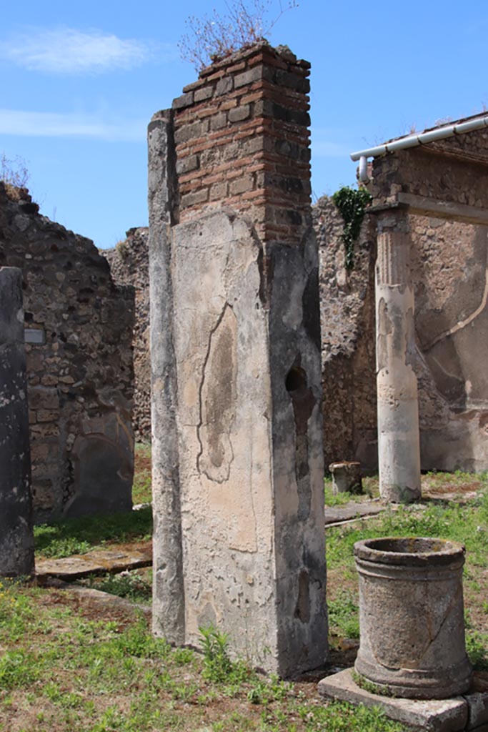 V.1.7 Pompeii. May 2024.
Room “b”, looking north-west towards pilaster on south portico, with puteal. Photo courtesy of Klaus Heese.