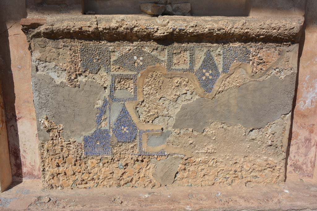 V.1.7 Pompeii. October 2019. Room 17, peristyle. Detail of mosaic water feature in centre.
Foto Annette Haug, ERC Grant 681269 DÉCOR.