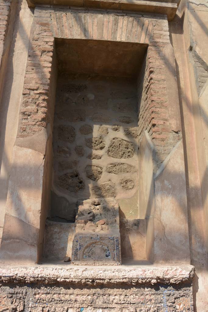 V.1.7 Pompeii. October 2019. Room 17, peristyle. Detail of mosaic water feature at east end.
Foto Annette Haug, ERC Grant 681269 DÉCOR.