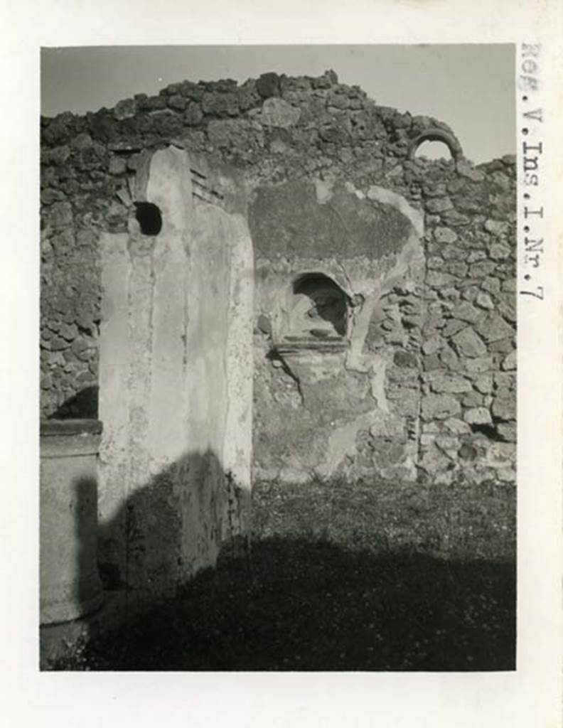 V.1.7 Pompeii. 1937-39. Looking east across peristyle. Photo courtesy of American Academy in Rome, Photographic Archive. Warsher collection no. 1583