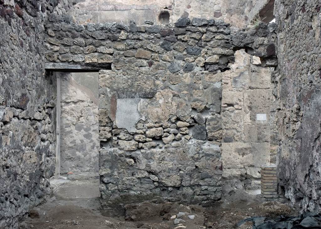 V.1.7 Pompeii. c.2005-7. Room “e”, looking towards north wall. Photo by Hans Thorwid.
Photo courtesy of Swedish Pompeii Project.