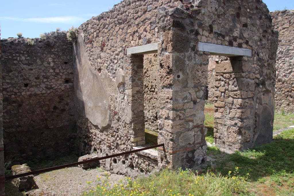 V.1.7 Pompeii. May 2024.
West side of peristyle, room “f” on left, corridor (h1) in centre, and room “g” on right. Photo courtesy of Klaus Heese.