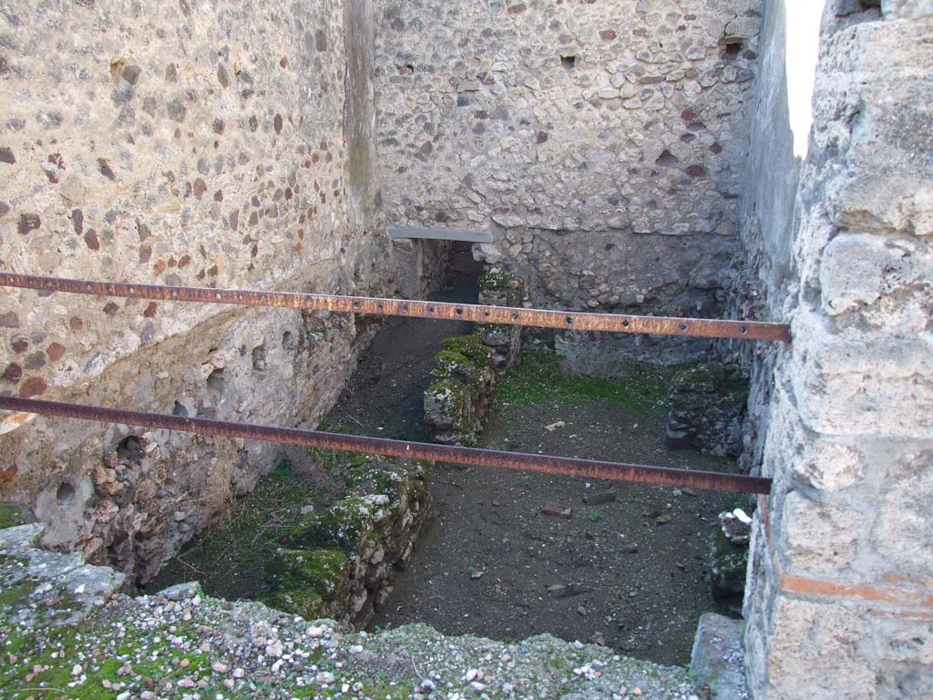 V.1.7 Pompeii. December 2007. Room 19. Cellar/lower room on west side of peristyle, reached by small ramp at rear.
This would have been the cellar under a triclinium.