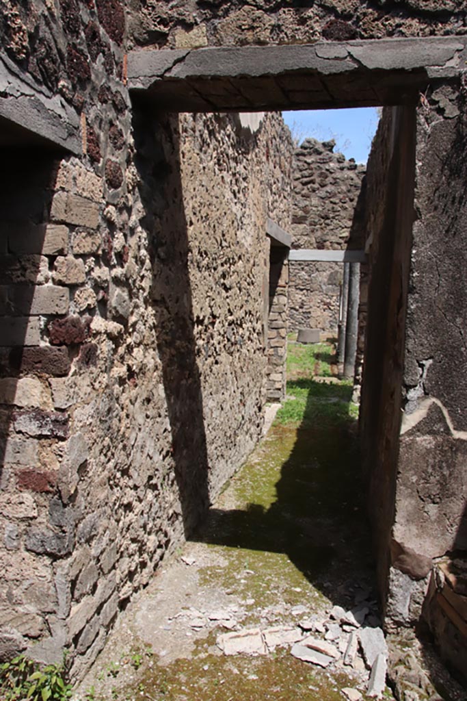V.1.7 Pompeii. May 2024.
Corridor (h1) with two doorways into room “g”, looking east. Photo courtesy of Klaus Heese.