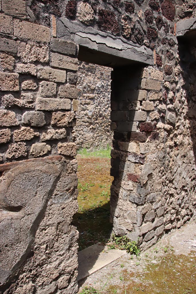 V.1.7 Pompeii. May 2024.
Corridor (h1), doorway in north wall into room “g”. Photo courtesy of Klaus Heese.