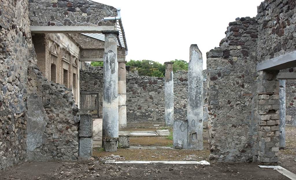 V.1.7 Pompeii. c.2008. Room “g”, looking towards east wall. Photo by Hans Thorwid.
Photo courtesy of the Swedish Pompeii Project.