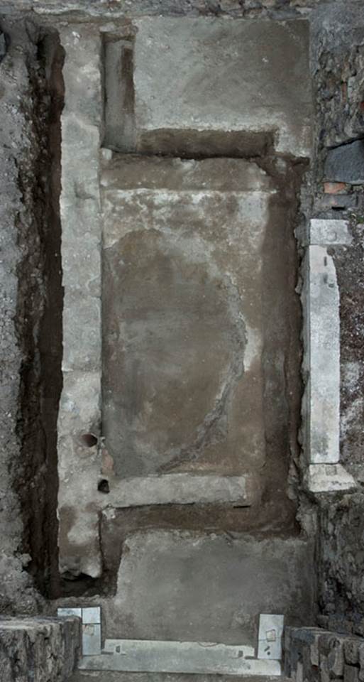 V.1.7 Pompeii. c.2008.
Room “g”, looking down onto earlier remains. Photo by Hans Thorwid.
“Under the latest floor level of the large dining room “g”, remains of earlier walls and pavements were detected when searching for the floor in this room.”
Photo and words courtesy of the Swedish Pompeii Project.