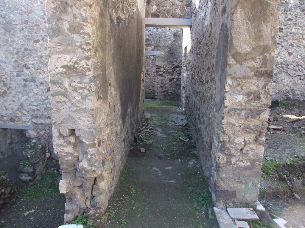 V.1.7 Pompeii. December 2007. Room “h1”, corridor, leading to west side of house.
(For photos of room “g”, see part 8).