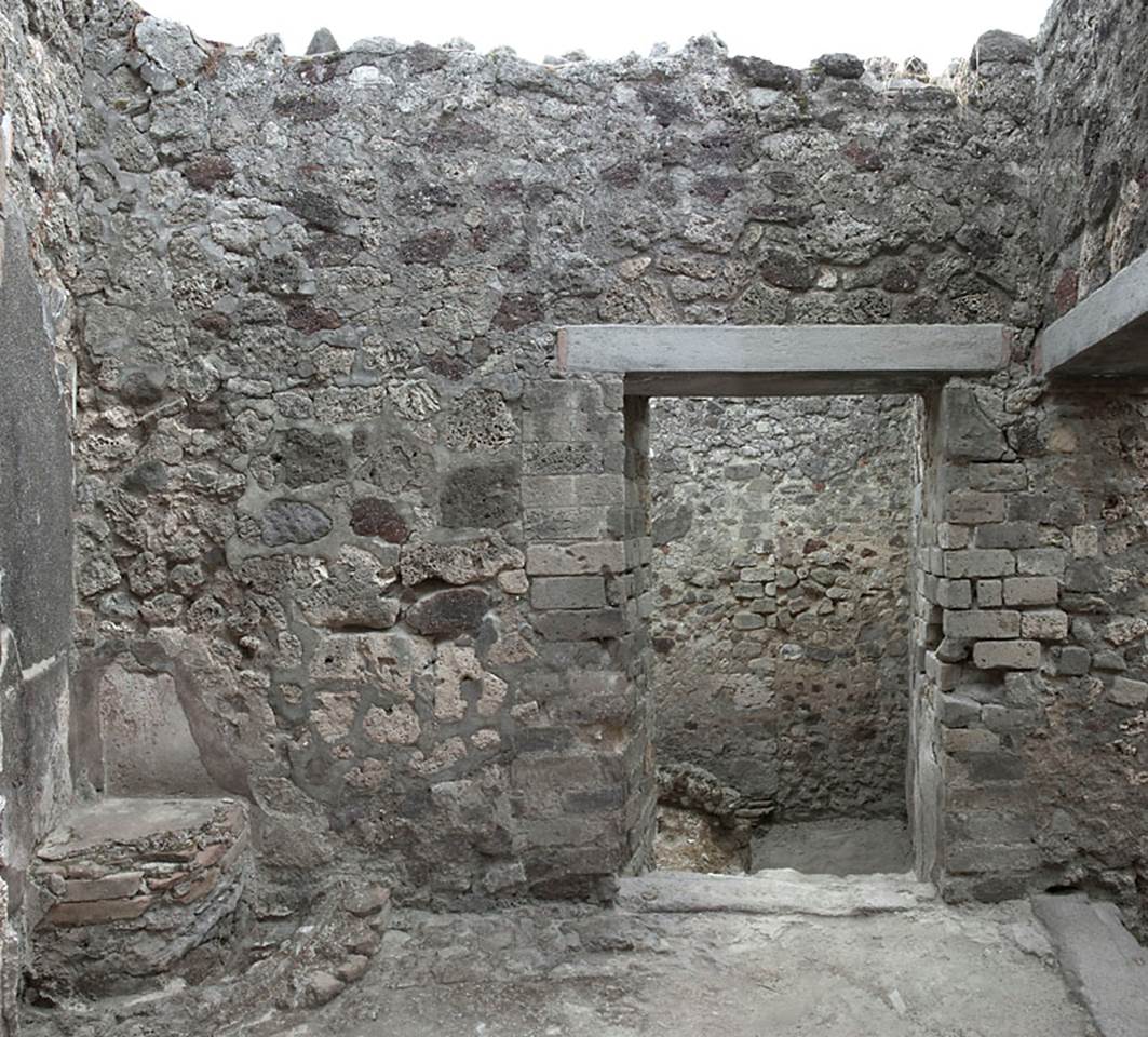 V.1.7 Pompeii. c.2005-7.
Room “h”, looking south to doorway to room “i”. Photo by Hans Thorwid.
Photo courtesy of the Swedish Pompeii Project.