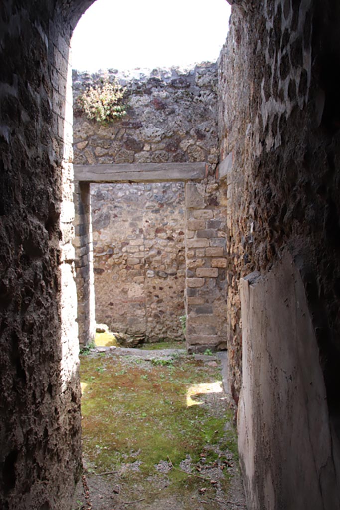 V.1.7 Pompeii. May 2024.
Looking south towards doorway to room “i”, from corridor (h2). Photo courtesy of Klaus Heese.