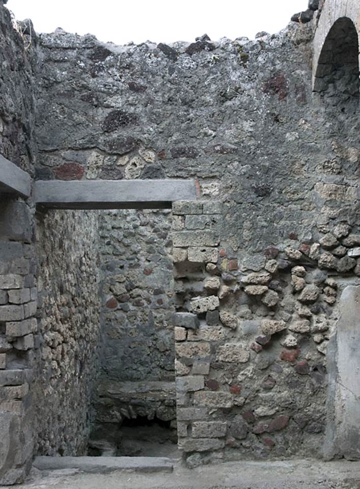 V.1.7 Pompeii. c.2005-7.
Room “h”, looking west towards doorway into kitchen, room l (L). Photo by Hans Thorwid.
Photo courtesy of the Swedish Pompeii Project.