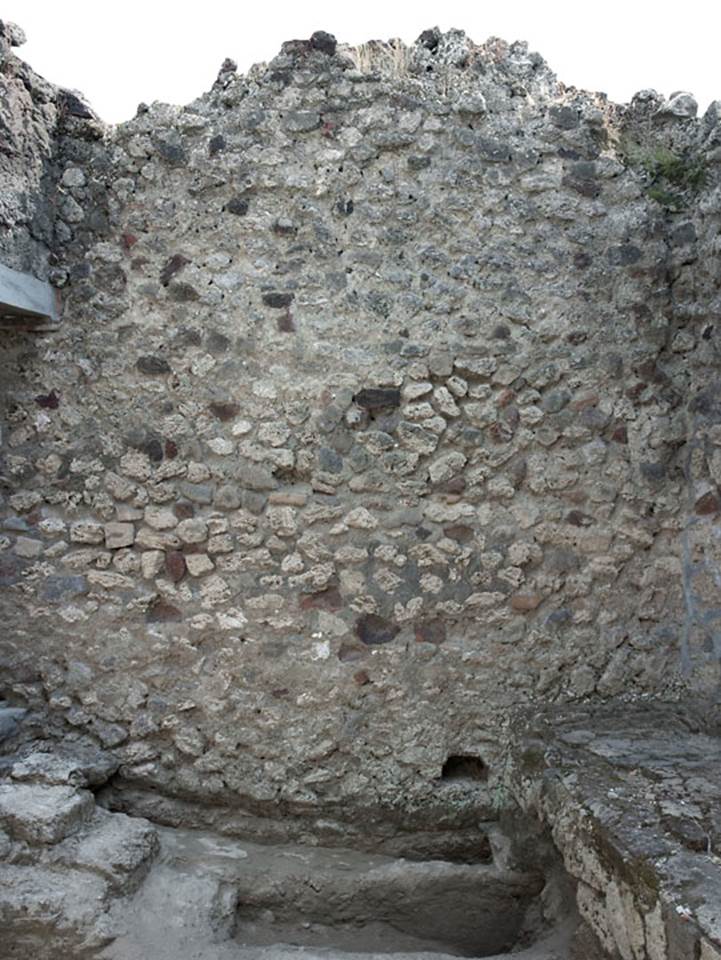 V.1.7 Pompeii. c.2009.
Room “l” (L), looking towards south wall. Photo by Hans Thorwid.
Photo courtesy of the Swedish Pompeii Project.