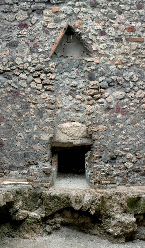 V.1.7 Pompeii. c.2009.
Room “l” (L), looking towards north wall. Photo by Hans Thorwid.
“Praefurnium: on the central part of the northern bench, the praefurnium is situated, serving for the heating of the floor and walls of the adjacent caldarium 20.”,
Photo and words courtesy of the Swedish Pompeii Project.