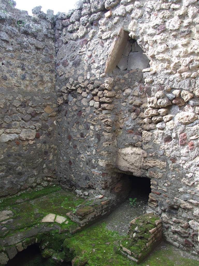 V.1.7 Pompeii. March 2009.
Room 21, chimney of the hearth against the north wall of the kitchen, near to the caldarium of the baths’ area.