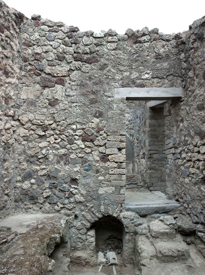 V.1.7 Pompeii. c.2009.
Room “l” (L), looking towards east wall with doorway to room “h”. Photo by Hans Thorwid.
Photo courtesy of the Swedish Pompeii Project.