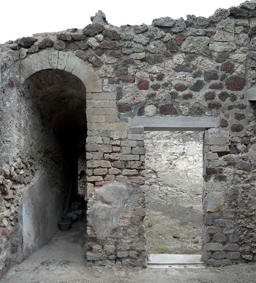 V.1.7 Pompeii. c.2005-7.
Room “h”, north wall with arched entrance to Corridor “h2”, on left, and doorway into room “g”, on right.
Photo by Hans Thorwid.
Photo courtesy of the Swedish Pompeii Project.