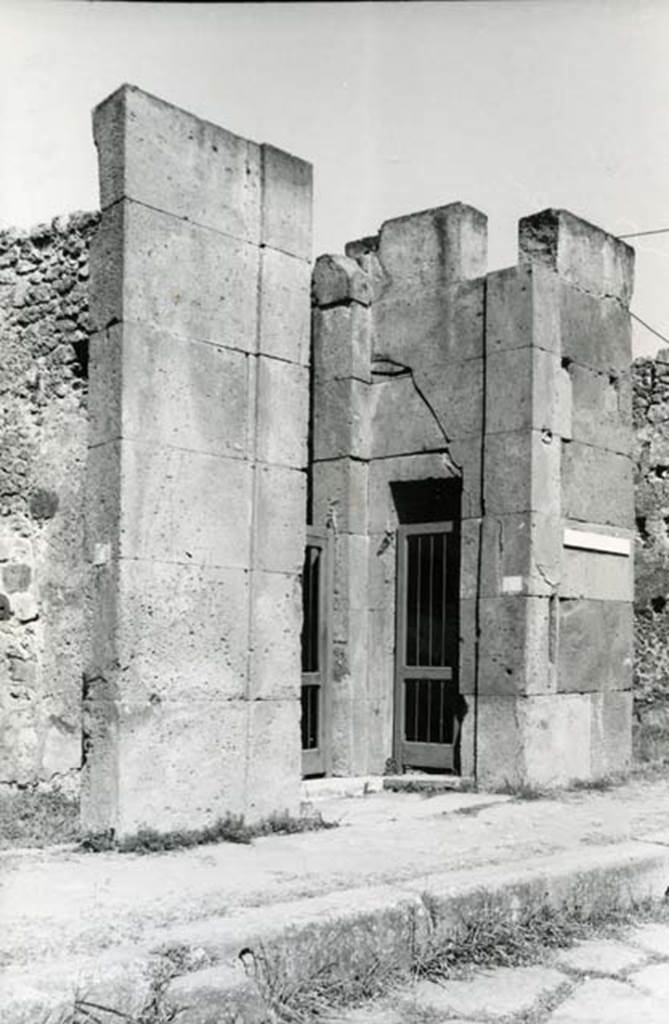 V.1.7 Pompeii. 1975. House of the Bull, tufa façade. Photo courtesy of Anne Laidlaw.
American Academy in Rome, Photographic Archive. Laidlaw collection _P_75_4_2.