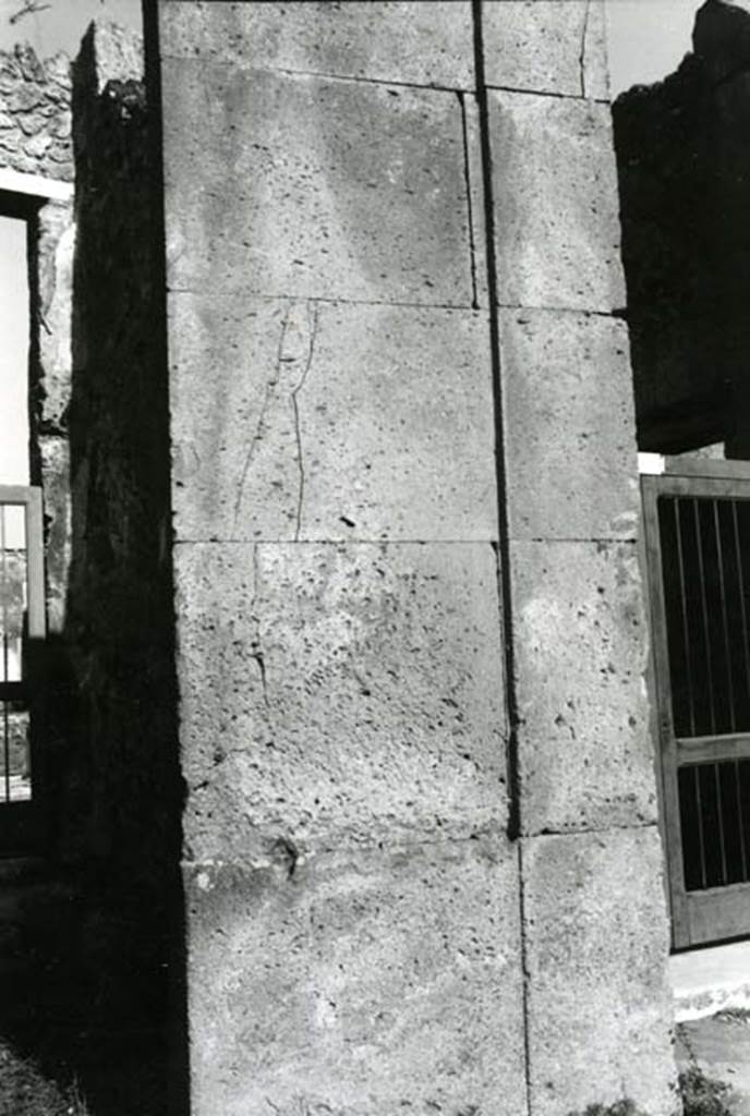 V.1.7 Pompeii. 1974. House of the Bull, tufa façade, section to left (west side) of entrance. Photo courtesy of Anne Laidlaw.
American Academy in Rome, Photographic Archive. Laidlaw collection _P_74_4_19.