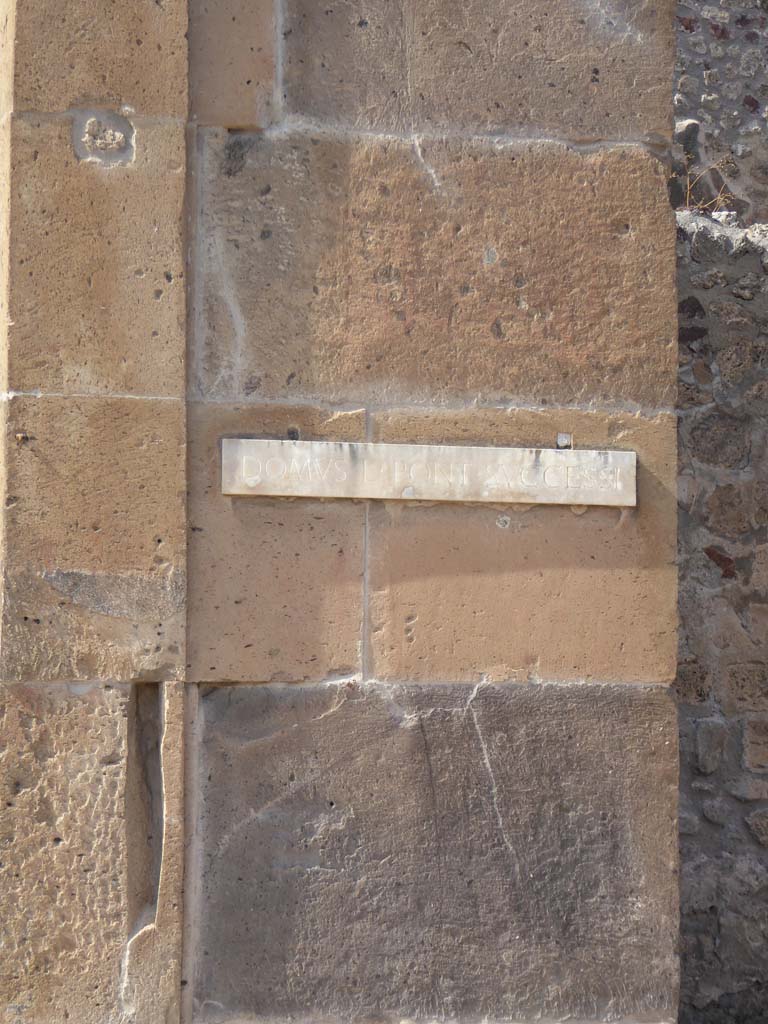 V.1.7 Pompeii. September 2017. Name plaque on east side of doorway.
Foto Annette Haug, ERC Grant 681269 DÉCOR.