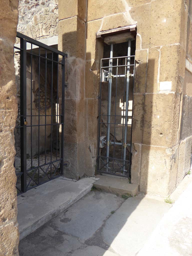 V.1.7 Pompeii. September 2017.
Looking towards east side of entrance doorway at small doorway, in use when the main doorway was closed.
Foto Annette Haug, ERC Grant 681269 DÉCOR.