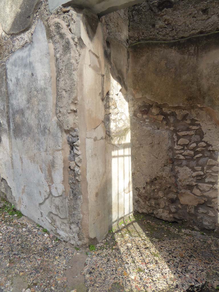 V.1.7 Pompeii. January 2017.
Looking north-east towards north end of small room on east side of entrance corridor.
Foto Annette Haug, ERC Grant 681269 DÉCOR.