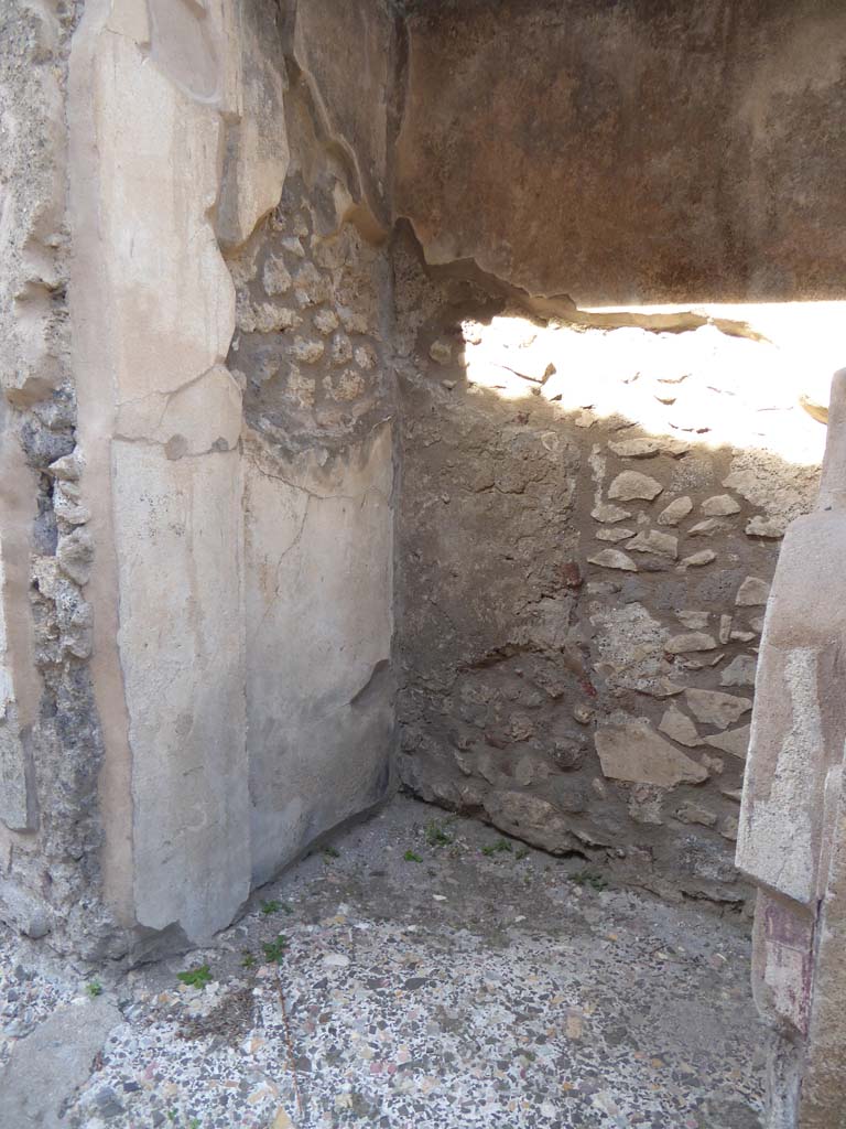 V.1.7 Pompeii. September 2018. Looking towards north end of small room on east side of entrance corridor.
Foto Annette Haug, ERC Grant 681269 DÉCOR.