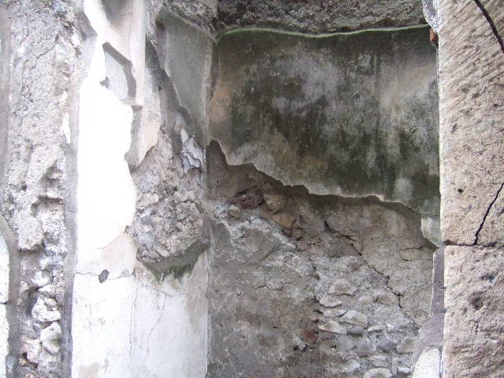 V.1.7 Pompeii. Small room on right hand side of entrance door. This was used either as a small private entrance when the main door was not used or as a room for the doorkeeper.