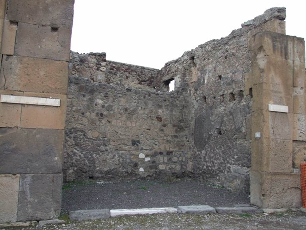 V.1.8 Pompeii. Shop. December 2007. Entrance.