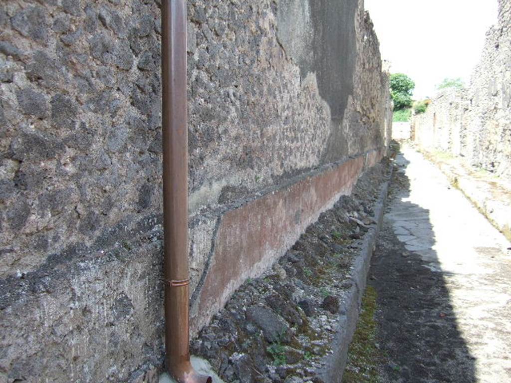 V.1.9 Pompeii. December 2006. Side wall on west side of Vicolo di Cecilio Giocondo. V.2