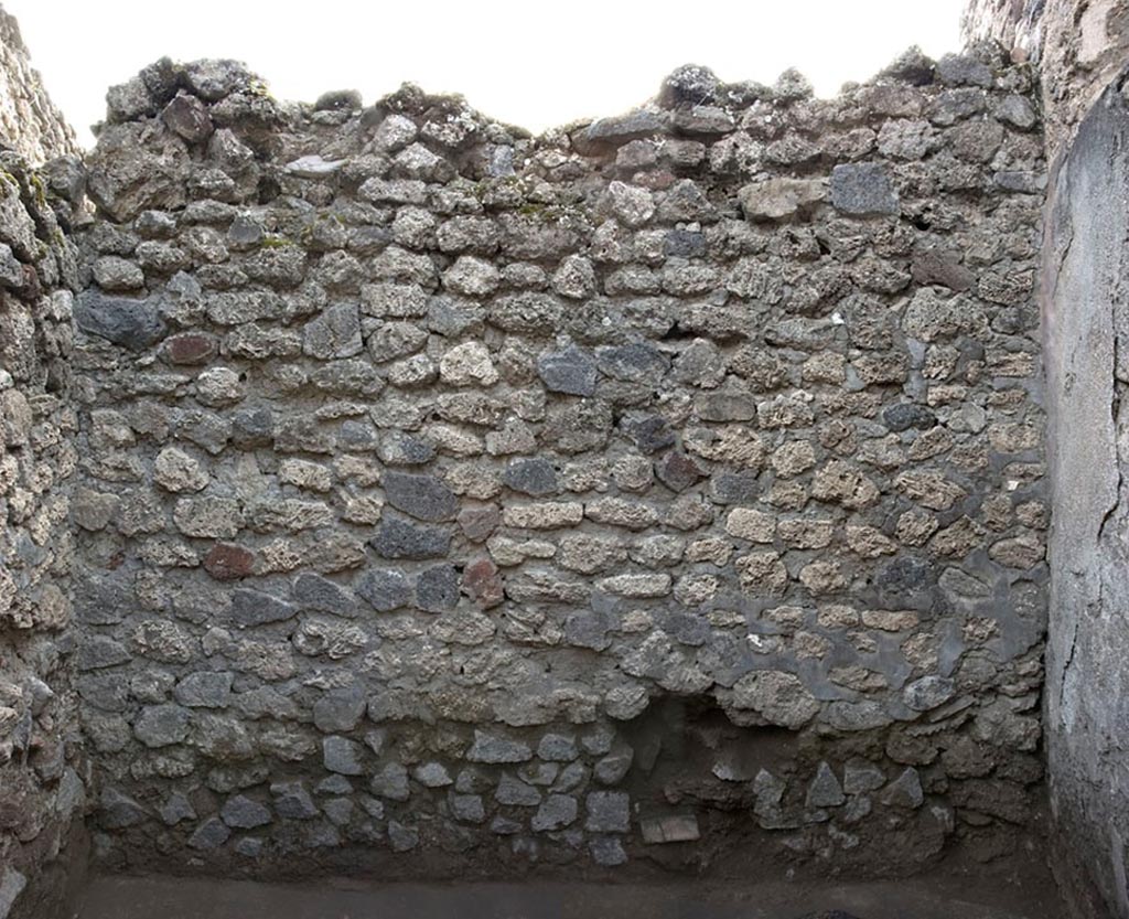 V.1.11 Pompeii. c.2005-7? Room “v”, west wall. Photo by Hans Thorwid.
Photo courtesy of The Swedish Pompeii Project.