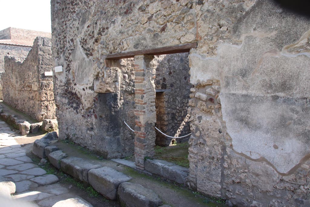 V.1.12 Pompeii, in centre. October 2023.
Looking south-east towards entrance doorways, with V.1.11 next to it. Photo courtesy of Klaus Heese.