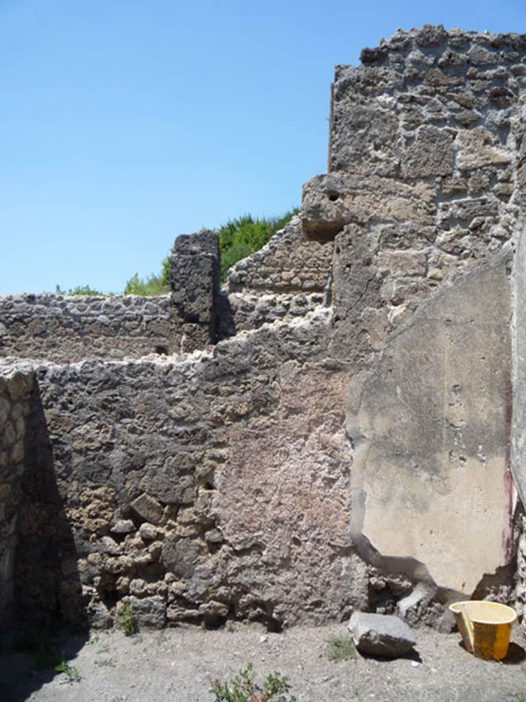 V.1.15 Pompeii. July 2008. North wall of cubiculum. Photo courtesy of Jared Benton.
According to Sogliano, on a wall in the cubiculum on the left side of the atrium, a painting was found –
Three Cupids with objects which were no longer recognisable. (Bull. Inst. 1877, p.133)
See Sogliano, A., 1879. Le pitture murali campane scoverte negli anni 1867-79. Napoli: Giannini. (p.61, no.345).
