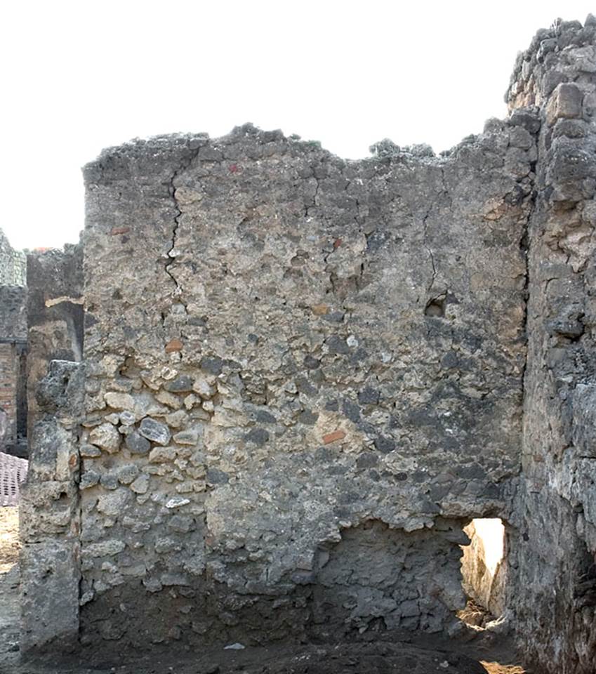 V.1.15 Pompeii. Pre 2008.
West wall of ala, before restoration. Photo by Hans Thorwid.
Photo courtesy of the Swedish Pompeii Project.