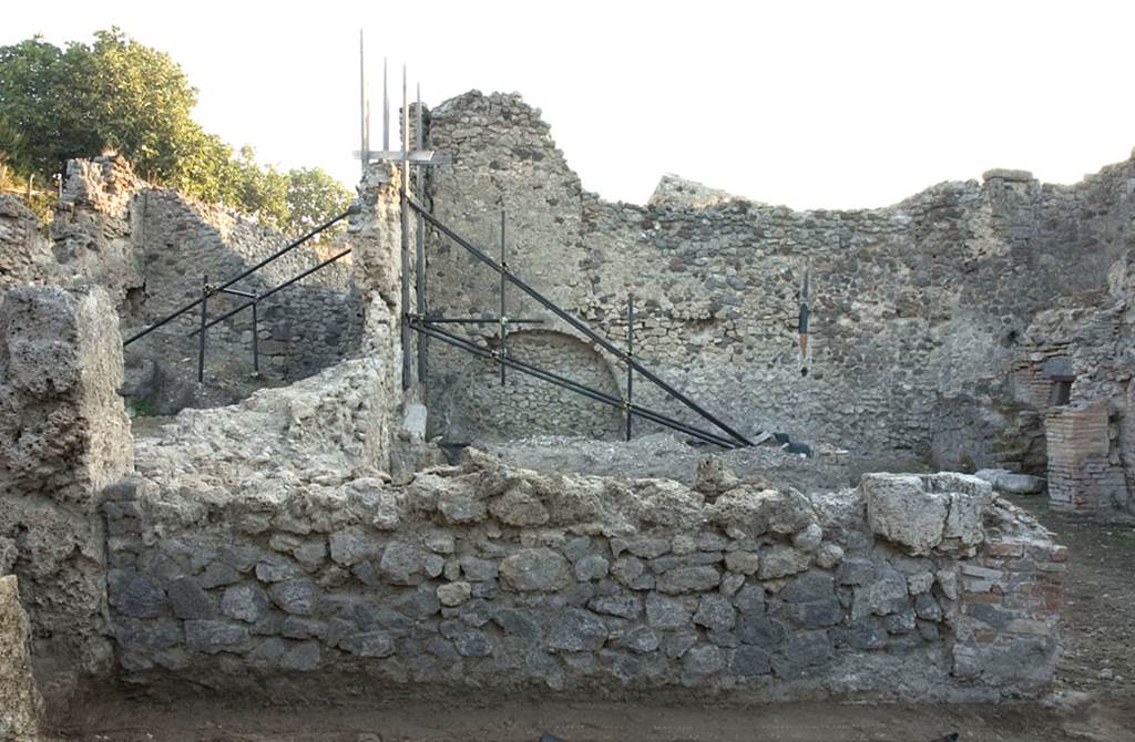 V.1.15 Pompeii. Pre 2008.
East wall of ala, before restoration, “badly damaged presumably in 1943.” Photo by Hans Thorwid.
Photo and words courtesy of the Swedish Pompeii Project.