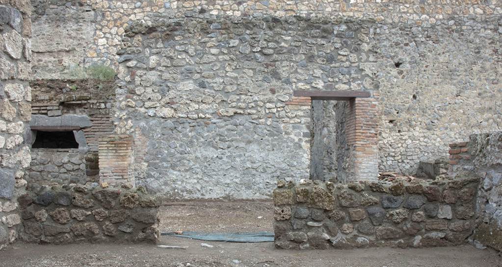 V.1.15 Pompeii. Post 2008. Room “g”, south wall. Photo by Hans Thorwid.
“South wall after restoration in 2008, with door opening wrongly constructed as located in the centre of the wall.”
Photo and words courtesy of the Swedish Pompeii Project.