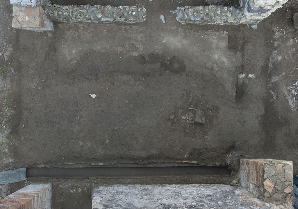 V.1.15 Pompeii. Post 2008.
Looking down to flooring in tablinum, with north wall at top of photo. Photo by Henrik Boman.
Photo courtesy of the Swedish Pompeii Project.