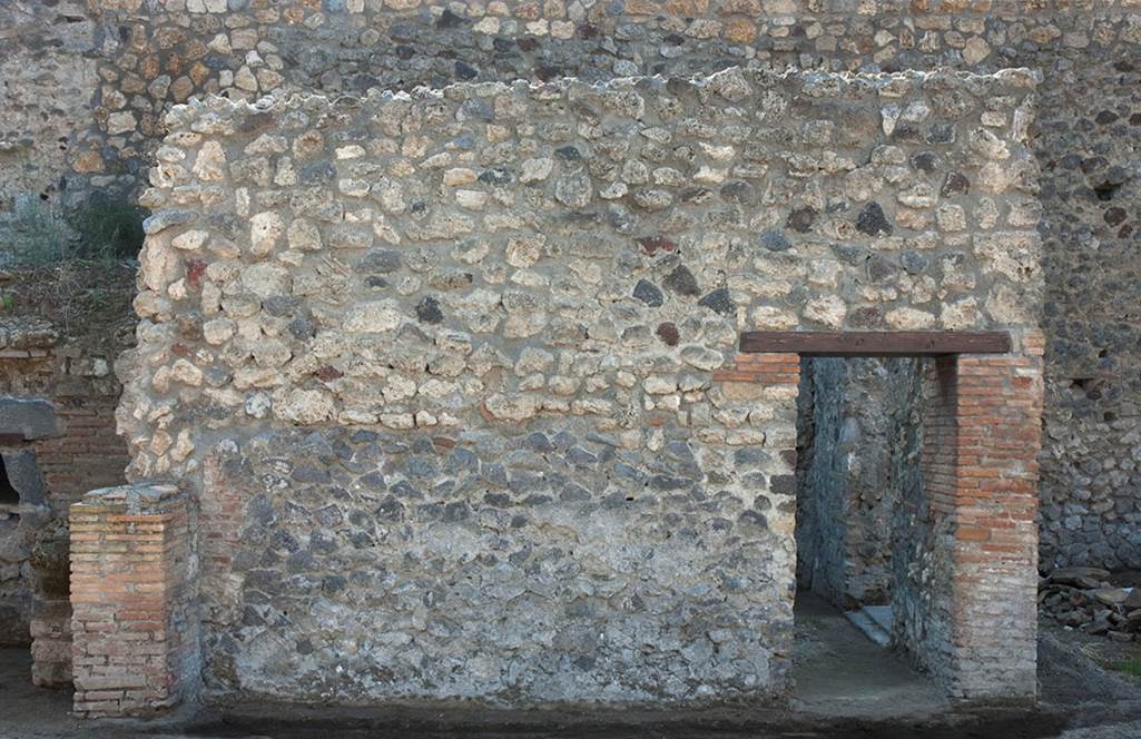 V.1.15 Pompeii. 2012.
Looking towards south wall of tablinum after restoration, with doorway into room “f” on west side of oven.
Photo by Hans Thorwid.
Photo courtesy of the Swedish Pompeii Project.