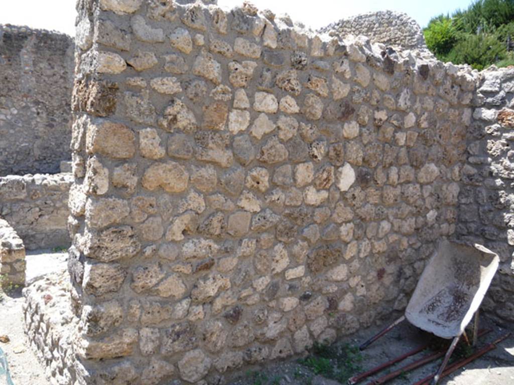 V.1.15 Pompeii. July 2008. West wall of west portico of garden area. Photo courtesy of Jared Benton.