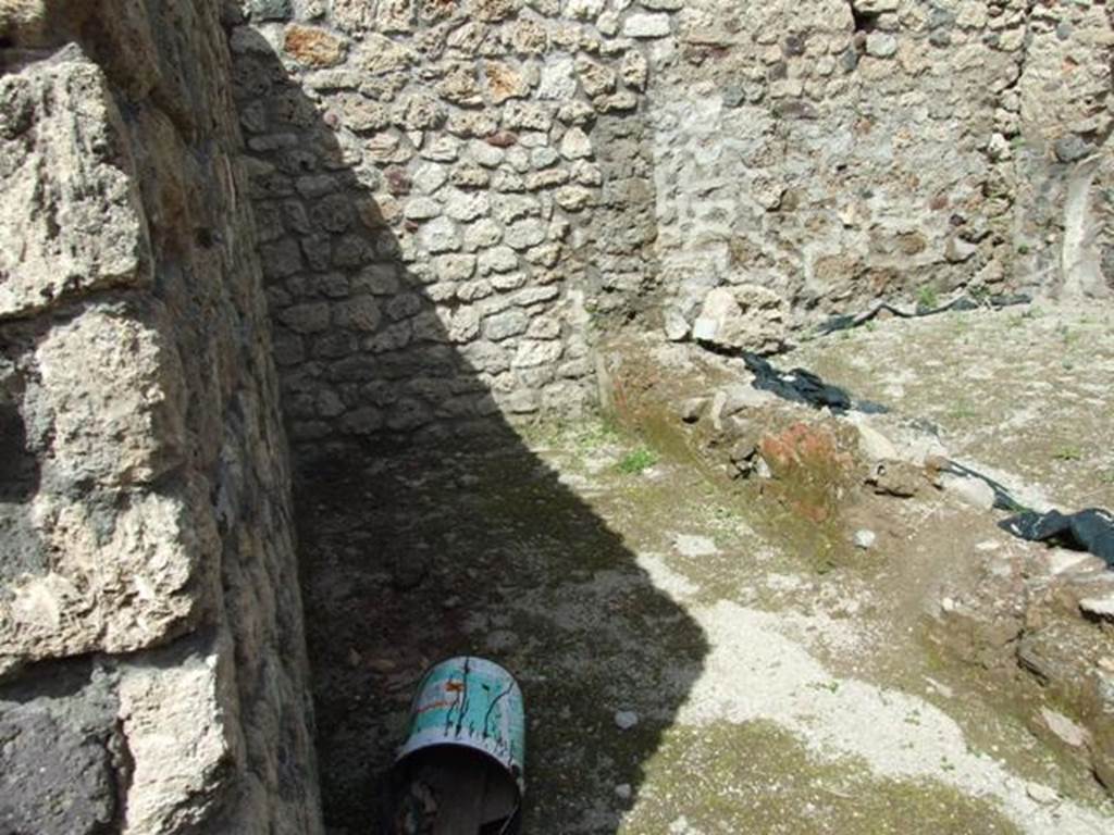 V.1.15 Pompeii. April 2009. Site of oven, bombed in 1943. Prior to installing the oven, this would have been the West Portico for the small garden.
