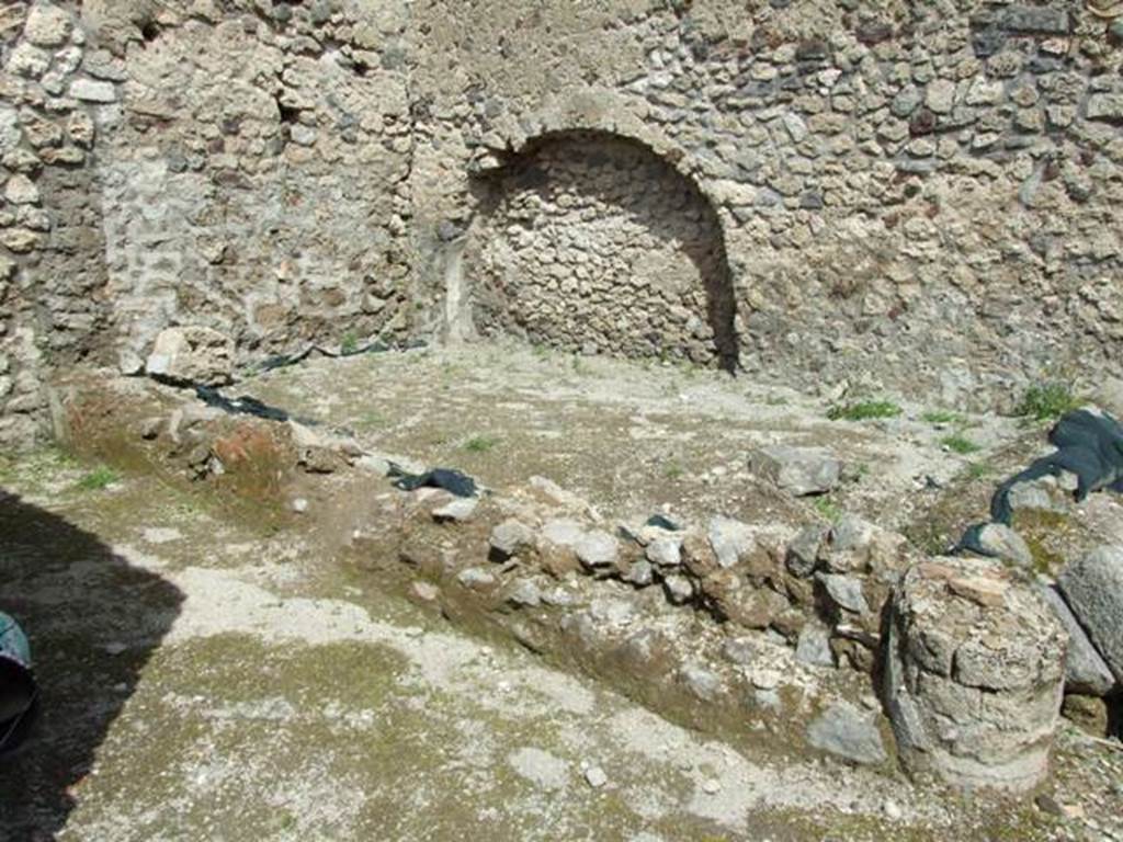 V.1.15 Pompeii. April 2009. Small garden in north east corner, and remains of one of the columns for supporting the Portico.