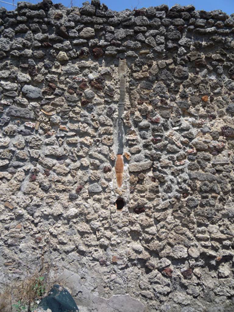 V.1.15 Pompeii. July 2008. East wall of garden area with downpipe embedded in wall.
Photo courtesy of Jared Benton.