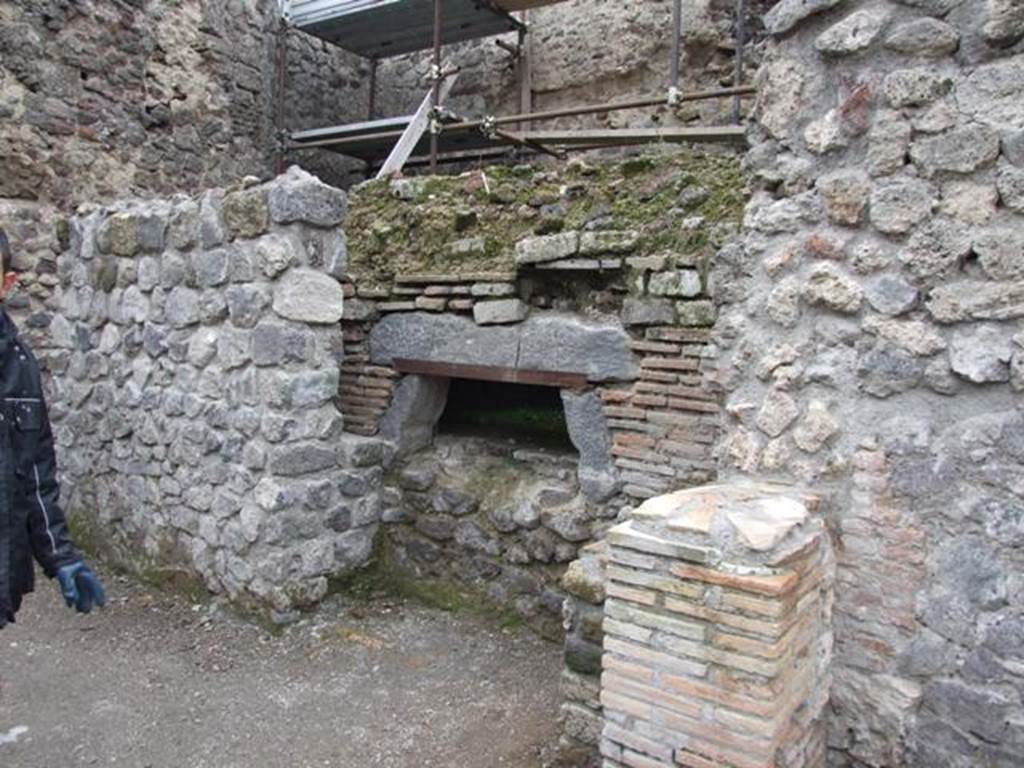 V.1.15 Pompeii. December 2007. Large oven in south east corner.