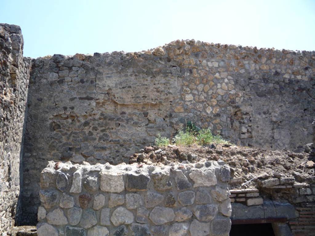 V.1.15 Pompeii. July 2008. Looking towards the upper south wall above the oven.
Photo courtesy of Jared Benton.