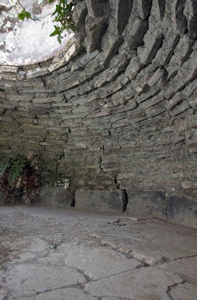 V.1.15 Pompeii. c.2005-2012. Interior of oven.
“The dome of the chamber is built in brick, on a foundation of raised lava stones, and it is finished with half of a dolium at the top.”
Photo by Hans Thorwid.
Photo and words courtesy of the Swedish Pompeii Project.