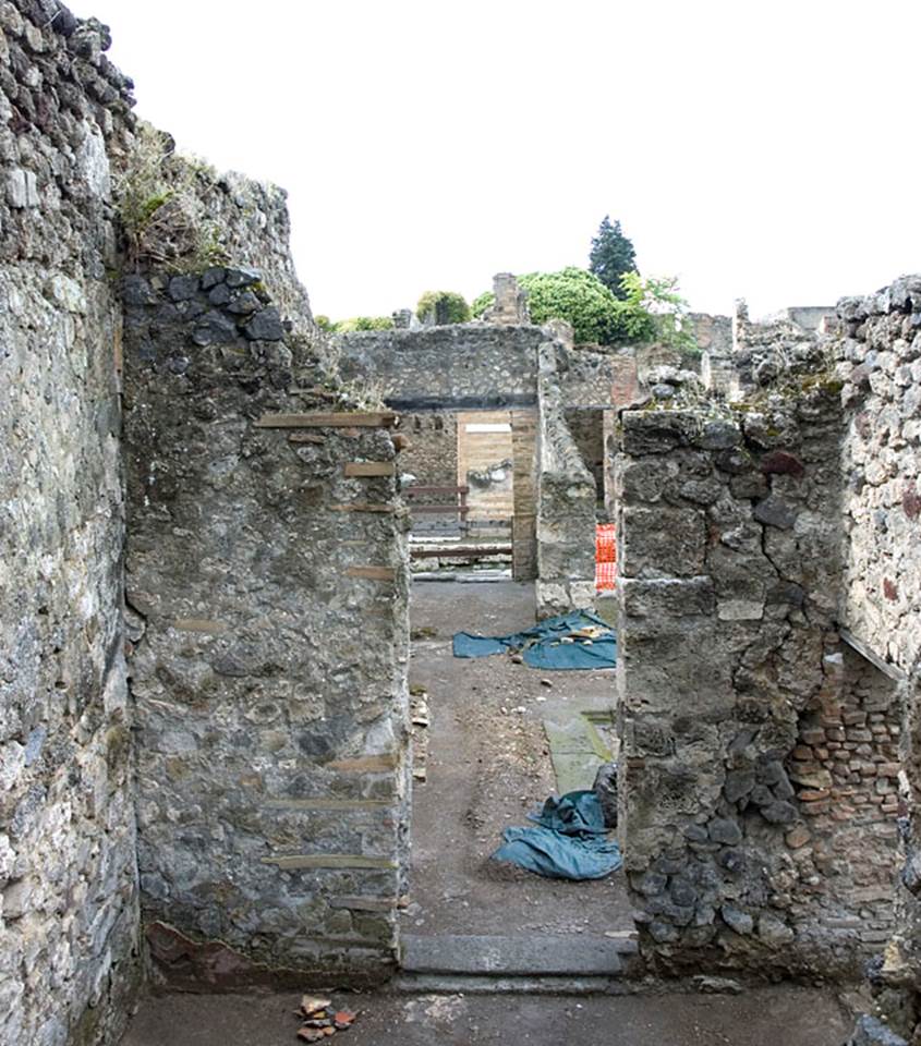 V.1.15 Pompeii. c.2012.
“West wall of room “f”, with doorway into atrium. Photo by Hans Thorwid.
Photo courtesy of the Swedish Pompeii Project.